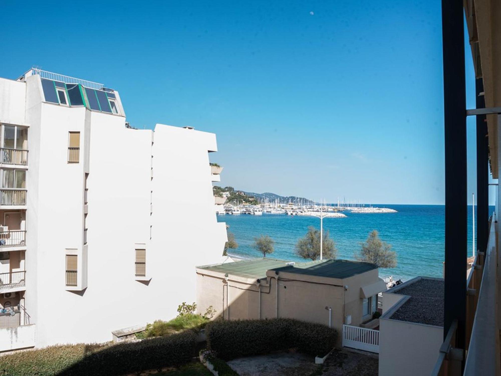 Apartment T2 4 Pers. Avec Balcon, Clim, Parking, A 10m De La Du Lavandou - Fr-1-803-66